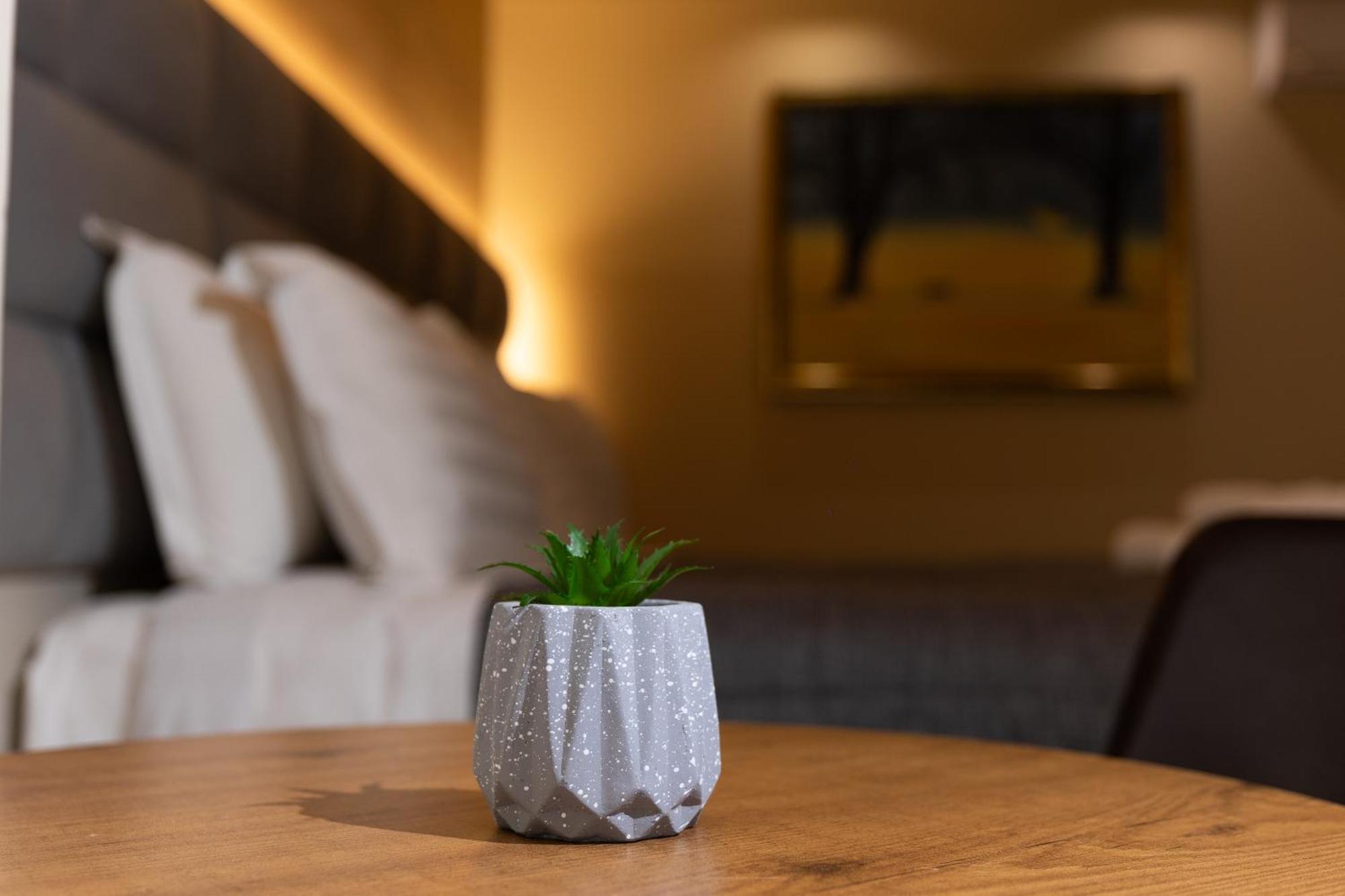 4r Colombo 3* Tiranë
