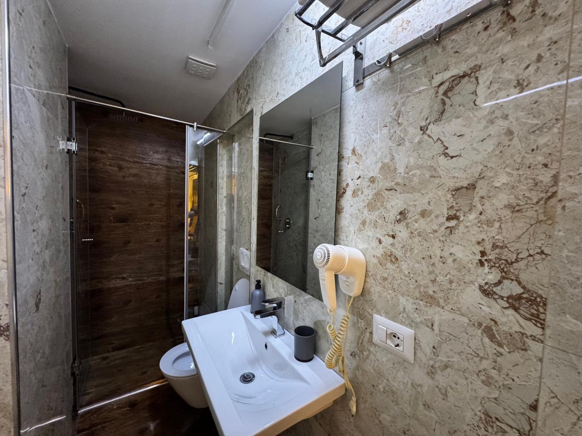 4r Colombo 3* Tiranë