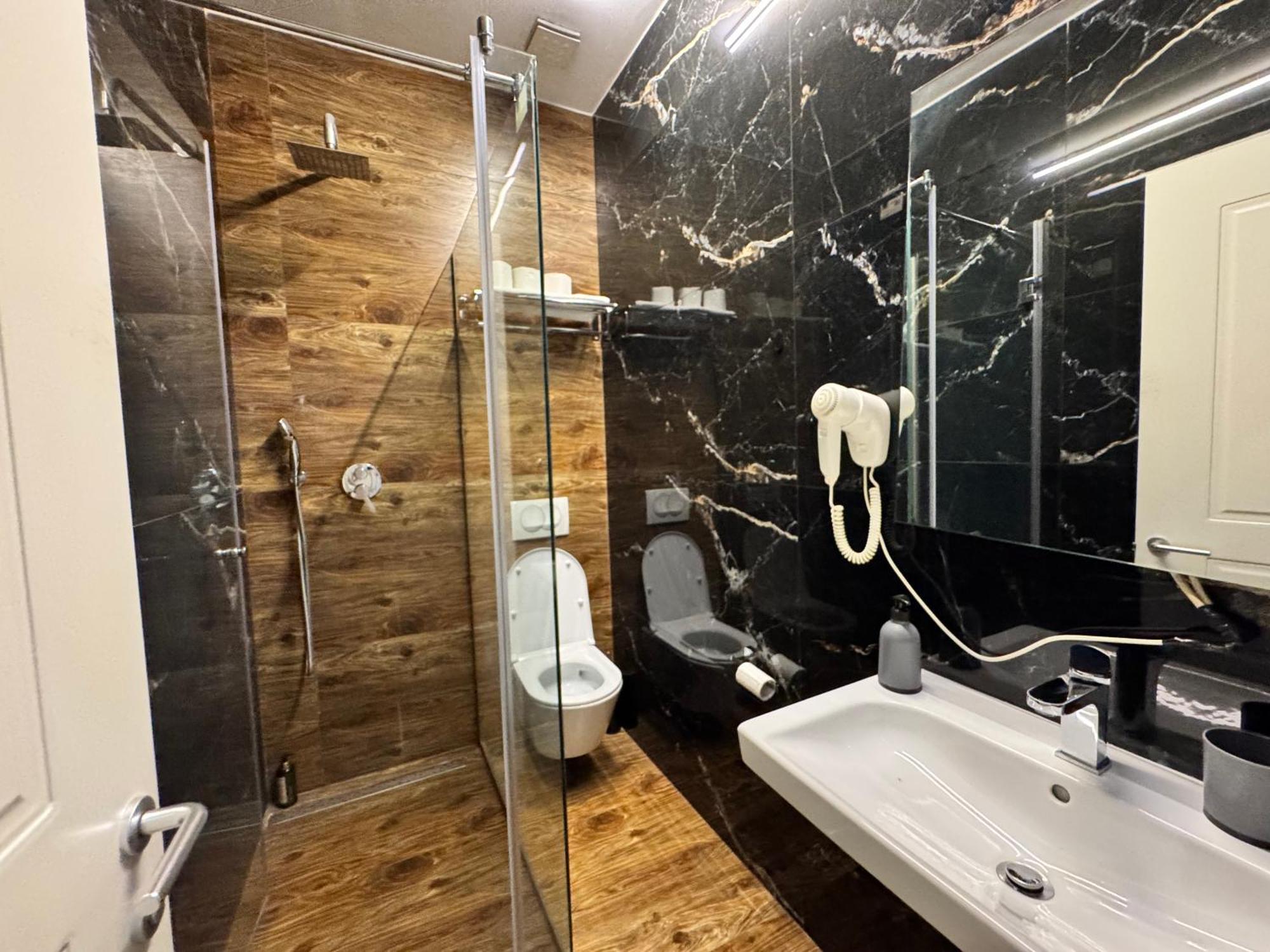 4r Colombo 3* Tirana